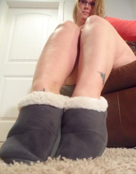 Older amateur Busty Kris Ann plays with her pink pussy while wearing slippers