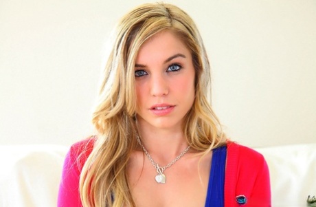 Beautiful blonde with blue eyes Sienna Milano denudes her titties