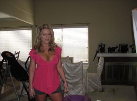 Busty blonde Heather Summers gets an oily tit massage & a thick cum facial