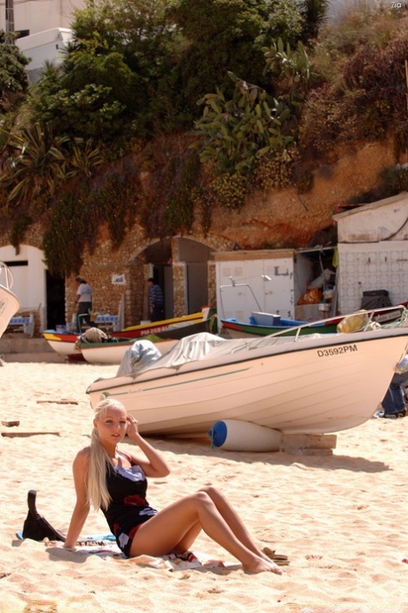 Beauty Zia removes her sexy bikini bottom and flashes her clit on the beach