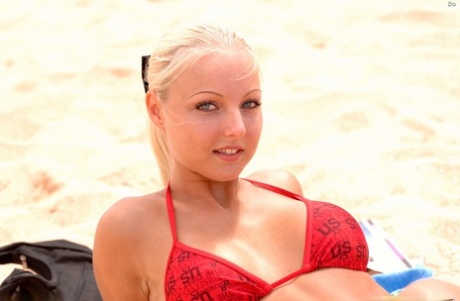 Beauty Zia removes her sexy bikini bottom and flashes her clit on the beach