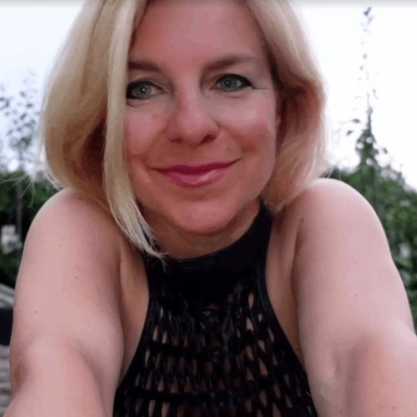 Stunning mature blue-eyed India Baddie flaunts her hot curves and huge juggs