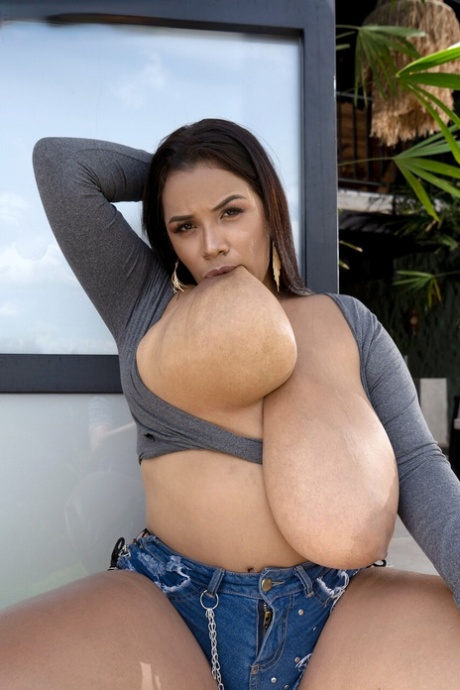 Porn Megaload featuring Isa Gomez XXX Images